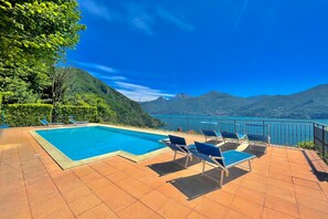 Casa de ciudad estándar, varias habitaciones, junto a la montaña (Villa Panoramica) | Alberca | Alberca al aire libre por temporada 