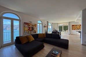 Standaard resortwoning, meerdere slaapkamers, uitzicht op gebergte (Villa Panoramica) | Woonruimte | Een 24-inch flatscreentelevisie met satellietzenders en televisie