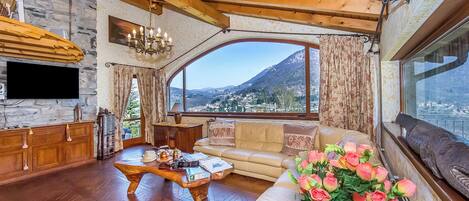 Villa familiale, plusieurs chambres, cÎté montagne (Villa Victoria) | Aire de séjour | Téléviseur de 24 po avec télévision par cùble, foyer