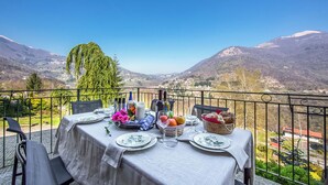 Tavola imbandita per un pasto con vista sulle montagne.