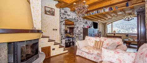 Familjevilla - flera sovrum - intill bergen (Villa Victoria) | Vardagsrum | 24-tums tv med kabelkanaler och eldstad