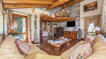 Family Villa, Multiple Bedrooms, Mountainside (Villa Victoria) | Living area