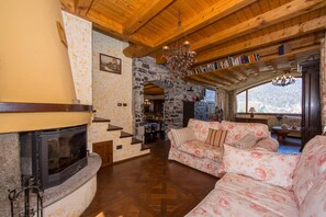 Villa familiale, plusieurs chambres, côté montagne (Villa Victoria) | Aire de séjour | Téléviseur de 24 po avec télévision par câble, foyer