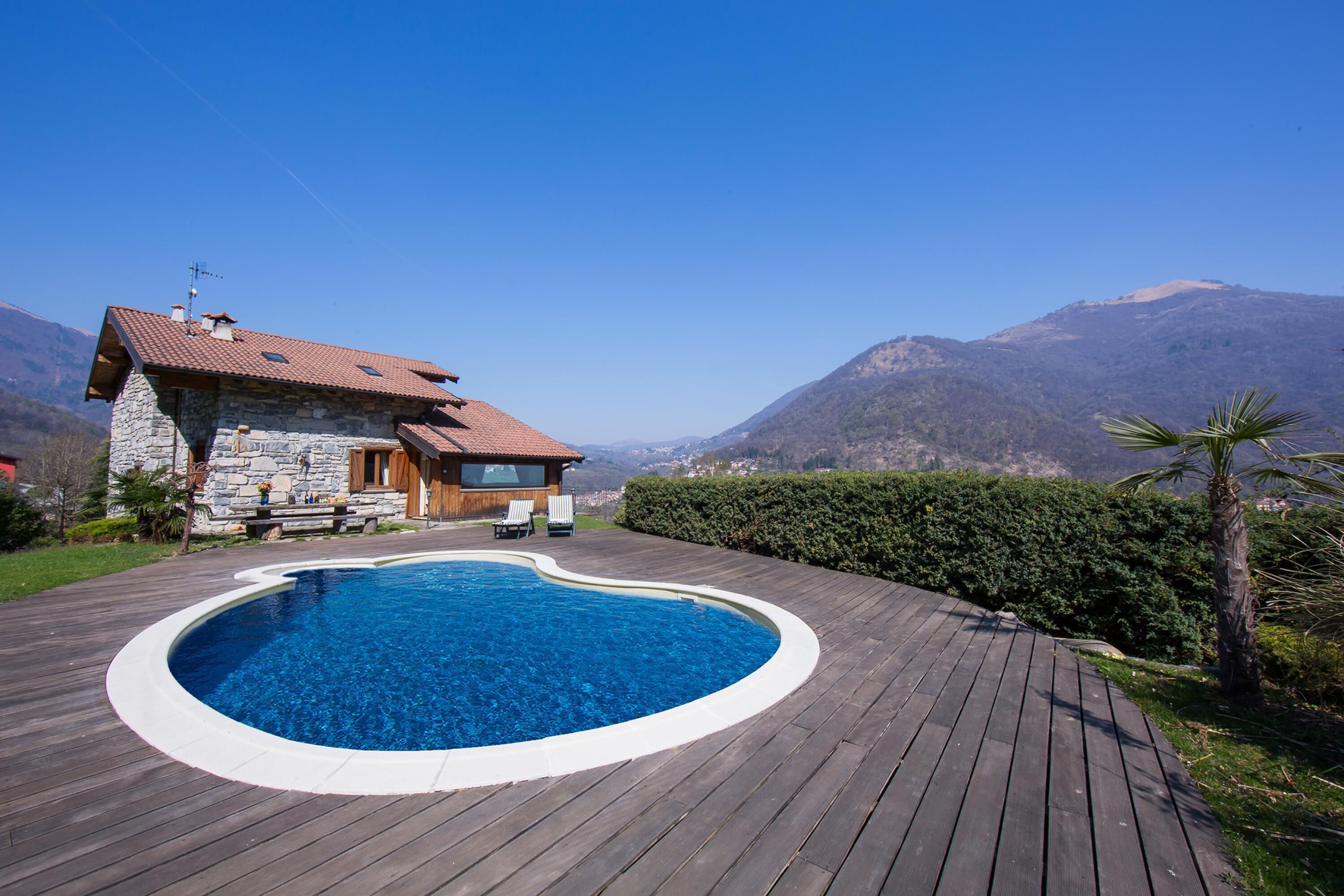 Una piscina al aire libre de temporada