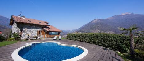 Una piscina al aire libre de temporada