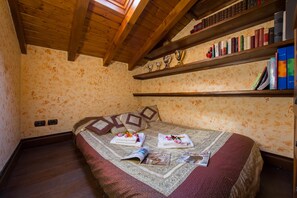 Family Villa, Multiple Bedrooms, Mountainside (Villa Victoria) | 4 bedrooms, iron/ironing board, WiFi, bed sheets - Villa Victoria (Argegno)