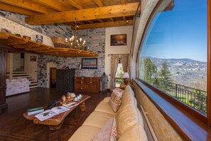 Villa familiar, varias habitaciones, junto a la montaña (Villa Victoria) | Área de sala de estar | Televisión de 24 pulgadas con canales por cable y chimenea 