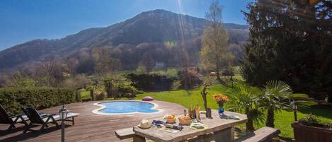 Villa Familiale, plusieurs chambres, côté montagne (Villa Victoria) | Restauration extérieure