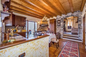 Villa familiale, plusieurs chambres, côté montagne (Villa Victoria) | Cuisine privée | Four à micro-ondes, un four, surface de cuisson, lave-vaisselle