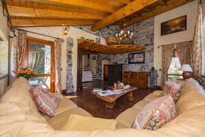 Villa familiale, plusieurs chambres, côté montagne (Villa Victoria) | Aire de séjour | Téléviseur de 24 po avec télévision par câble, foyer