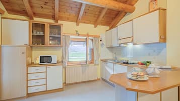 Apartamento família, vários quartos (Genziana) | Cozinha privada | Geladeira, micro-ondas, cooktop, lava-louças