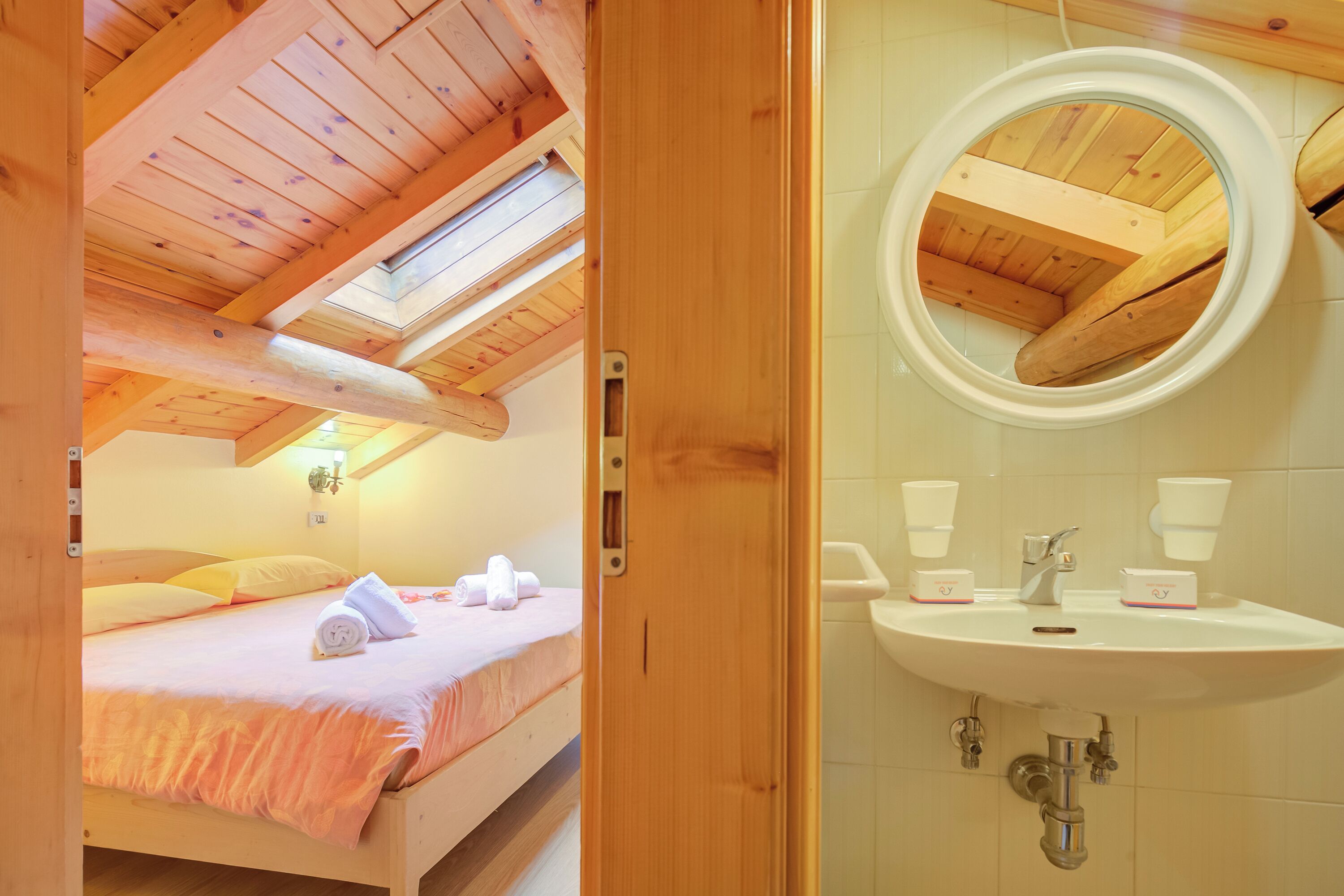 Apartamento família, vários quartos (Genziana) | Banheiro | Chuveiro, chuveiro com efeito de chuva, secador de cabelo, bidê