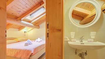 Apartamento família, vários quartos (Genziana) | Banheiro | Chuveiro, chuveiro com efeito de chuva, secador de cabelo, bidê