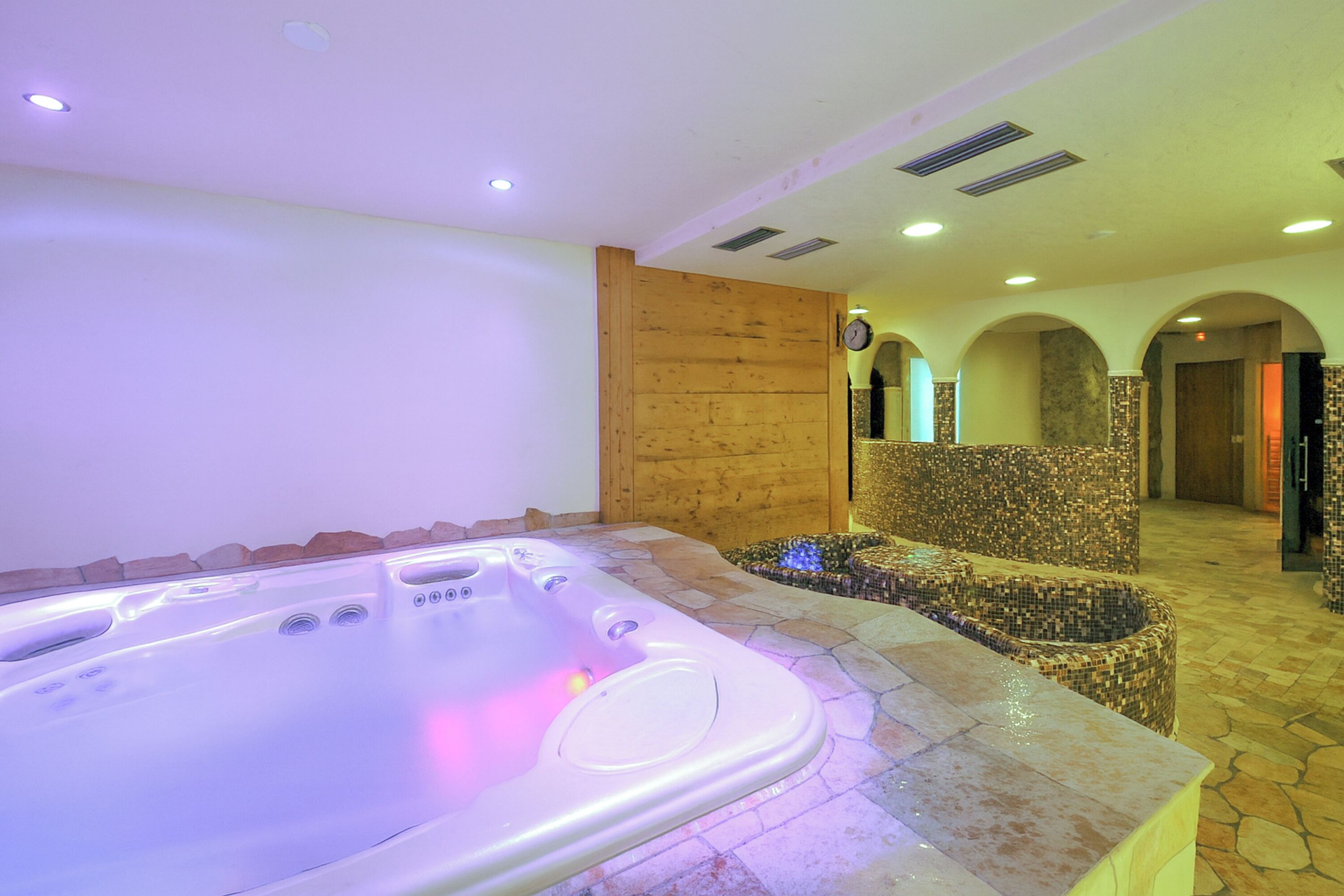Family Apartment, Multiple Bedrooms, 2 Bathrooms (Rododendro) | Indoor spa tub