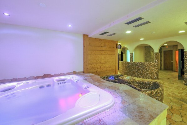 Family Apartment, Multiple Bedrooms, 2 Bathrooms (Rododendro) | Indoor spa tub