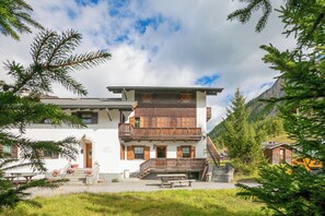 Family Apartment, Multiple Bedrooms, 2 Bathrooms (Rododendro) | Front of property