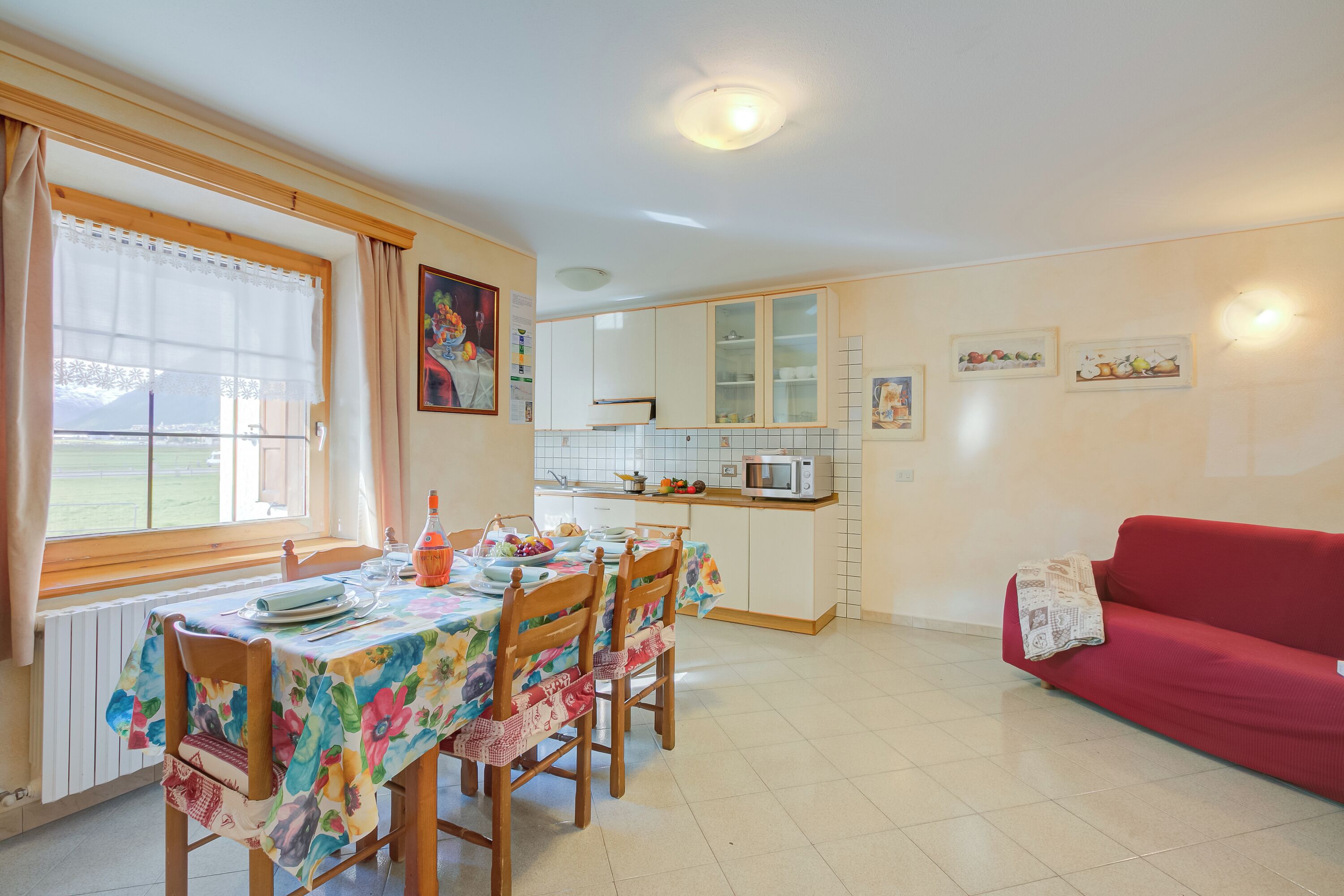 Apartamento família, vários quartos, 2 banheiros (Rododendro) | Sala de estar | TV de tela plana 22 polegadas com canais via satélite, TV