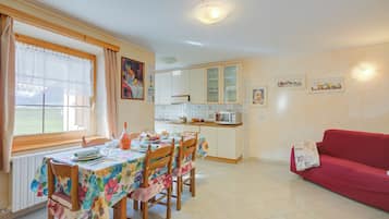 Apartamento família, vários quartos, 2 banheiros (Rododendro) | Sala de estar | TV de tela plana 22 polegadas com canais via satélite, TV