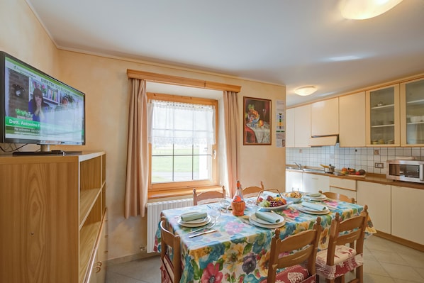 Family Apartment, Multiple Bedrooms, 2 Bathrooms (Rododendro) | Dining