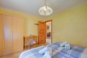 Family Apartment, Multiple Bedrooms, 2 Bathrooms (Rododendro)