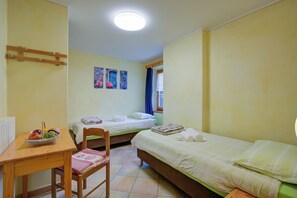 Familienapartment, Mehrere Schlafzimmer, 2 Bäder (Rododendro) | 3 Schlafzimmer, Bettwäsche