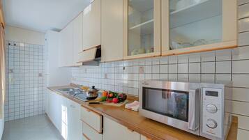 Familienapartment, Mehrere Schlafzimmer, 2 Bäder (Rododendro) | Eigene Küche | Mikrowelle, Herdplatte, Geschirrspüler