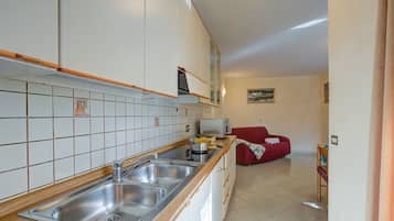 Apartamento família, vários quartos, 2 banheiros (Rododendro) | Cozinha privada | Micro-ondas, cooktop, lava-louças, cafeteira/chaleira