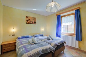 Family Apartment, Multiple Bedrooms, 2 Bathrooms (Rododendro) | 3 bedrooms, bed sheets