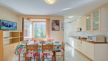 Apartamento família, vários quartos, 2 banheiros (Rododendro) | Cozinha privada | Micro-ondas, cooktop, lava-louças, cafeteira/chaleira