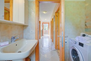 Family Apartment, Multiple Bedrooms, 2 Bathrooms (Rododendro) | Bathroom