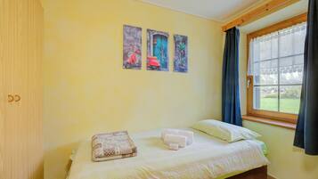 Familienapartment, Mehrere Schlafzimmer, 2 Bäder (Rododendro) | 3 Schlafzimmer, Bettwäsche