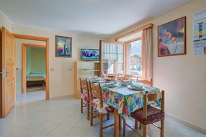 Family Apartment, Multiple Bedrooms, 2 Bathrooms (Rododendro) | Dining room