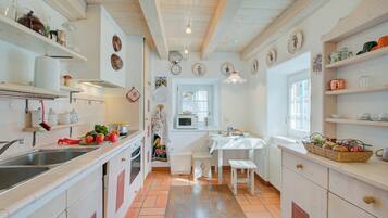 Apartamento família, vários quartos (Antico Chalet) | Cozinha privada | Micro-ondas, fogão, cooktop, lava-louças