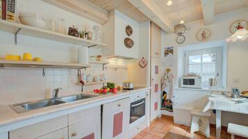 Apartamento família, vários quartos (Antico Chalet) | Cozinha privada | Micro-ondas, fogão, cooktop, lava-louças