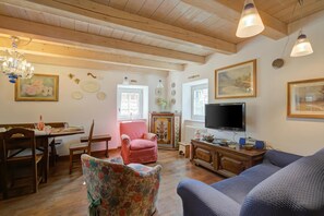 Family Apartment, 4 Bedrooms, Microwave (Antico Chalet) | Living area