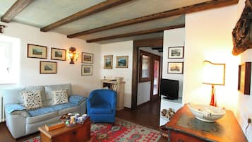 Apartamento família, vários quartos, 2 banheiros (Chalet San Valentino) | Sala de estar | TV de tela plana 22 polegadas com canais via satélite, TV