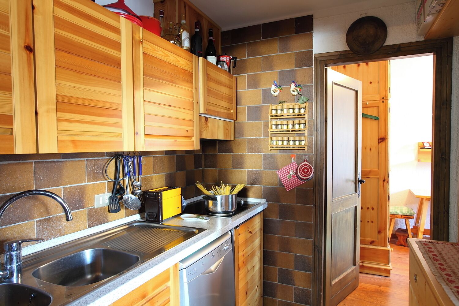 Appartement familial, plusieurs chambres, 2 salles de bains (Vista Livigno) | Cuisine privée | Réfrigérateur, surface de cuisson, lave-vaisselle, cafetière-théière