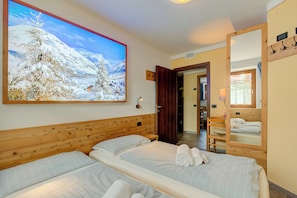 Familienapartment, Mehrere Schlafzimmer (Italia 2 Ski in-Ski out 50m) | 2 Schlafzimmer, WLAN, Bettwäsche