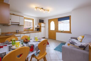 Family Apartment, 2 Bedrooms, Microwave (Italia 1 Ski in- Ski out 50m) | Dining