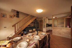 Familienapartment, 3 Schlafzimmer, 2 Bäder (Azalea) | Esszimmer