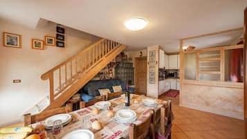 Apartamento família, vários quartos, 2 banheiros (Azalea) | Sala de jantar