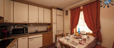 Appartement Familial, 3 chambres, 2 salles de bains (Azalea) | Cuisine privée