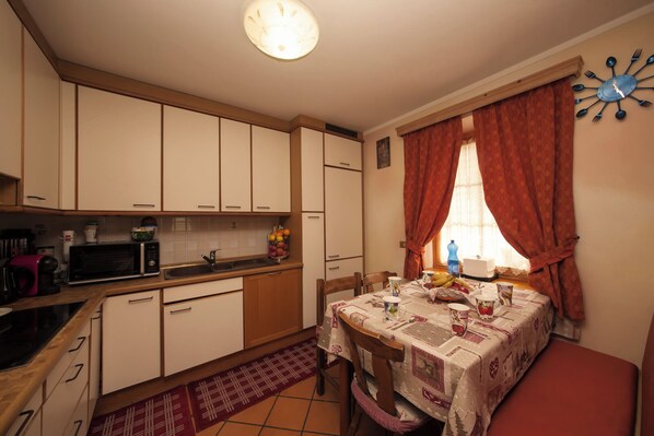 Family Apartment, 3 Bedrooms, 2 Bathrooms (Azalea) | Private kitchen | Fridge, microwave, stovetop, dishwasher
