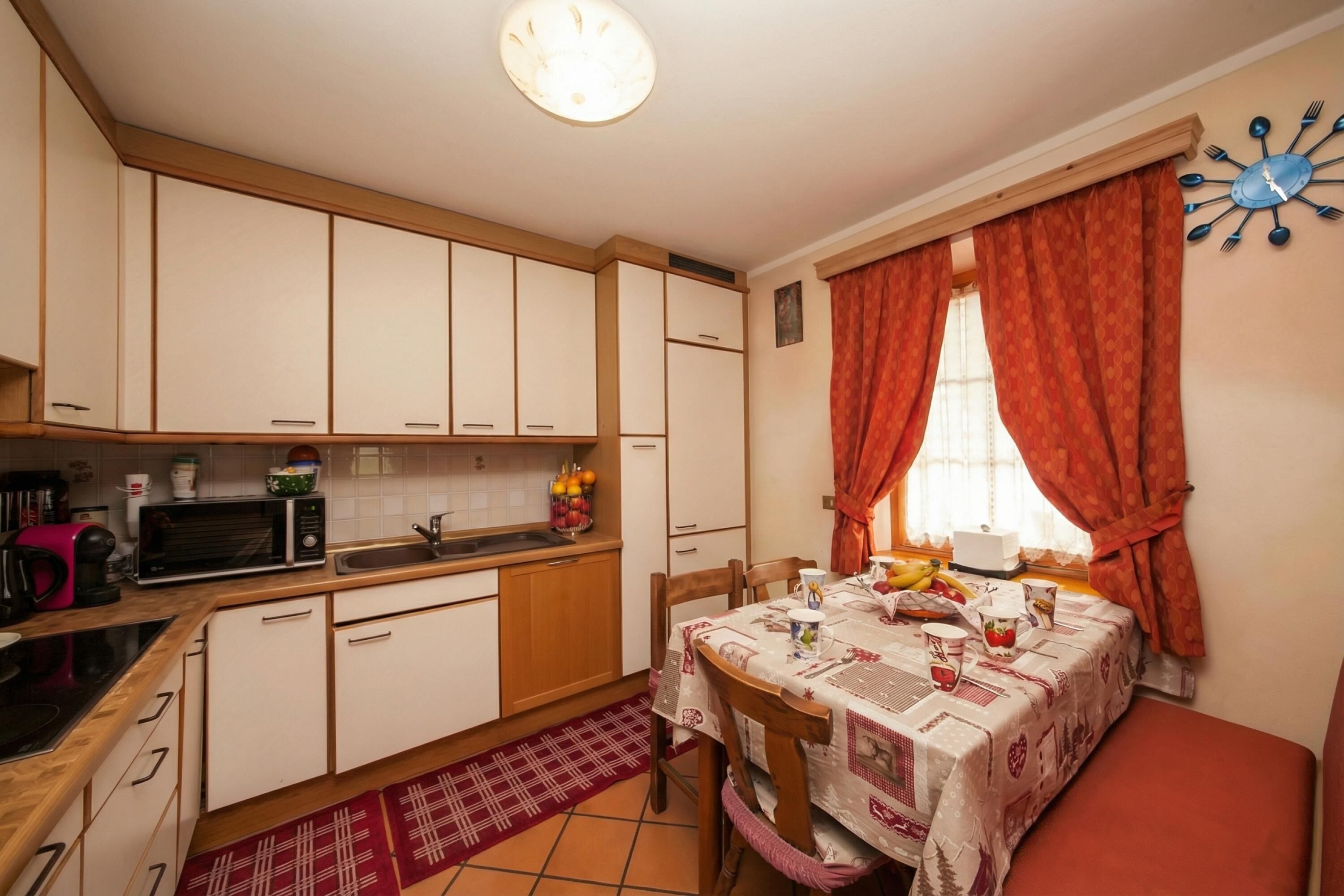 Apartamento família, vários quartos, 2 banheiros (Azalea) | Cozinha privada | Geladeira, micro-ondas, cooktop, lava-louças