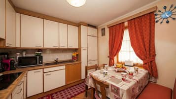 Apartamento família, vários quartos, 2 banheiros (Azalea) | Cozinha privada | Geladeira, micro-ondas, cooktop, lava-louças
