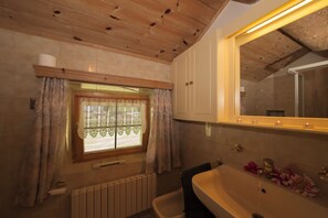 Familienapartment, 3 Schlafzimmer, 2 Bäder (Azalea) | Badezimmer | Dusche, Regendusche, Bidet, Handtücher