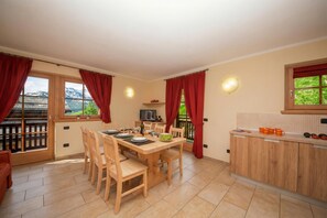 Appartement Familial, plusieurs chambres, côté montagne (Sponda Ski in- Ski out 50m) | Salle à manger