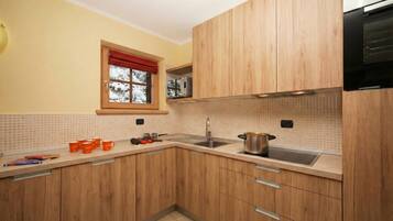 Apartamento família, vários quartos, ao lado da montanha (Sponda Ski in- Ski out 50m) | Cozinha privada | Micro-ondas, fogão, cooktop, lava-louças