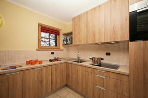 Family Apartment, Multiple Bedrooms, Mountainside (Sponda Ski in- Ski out 50m) | Private kitchen | Microwave, oven, stovetop, dishwasher