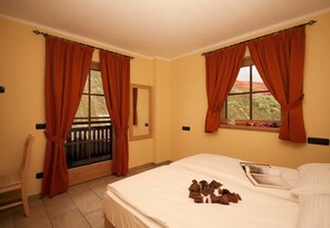 Familienapartment, Mehrere Schlafzimmer, Bergseite (Sponda Ski in- Ski out 50m) | 2 Schlafzimmer, WLAN, Bettwäsche